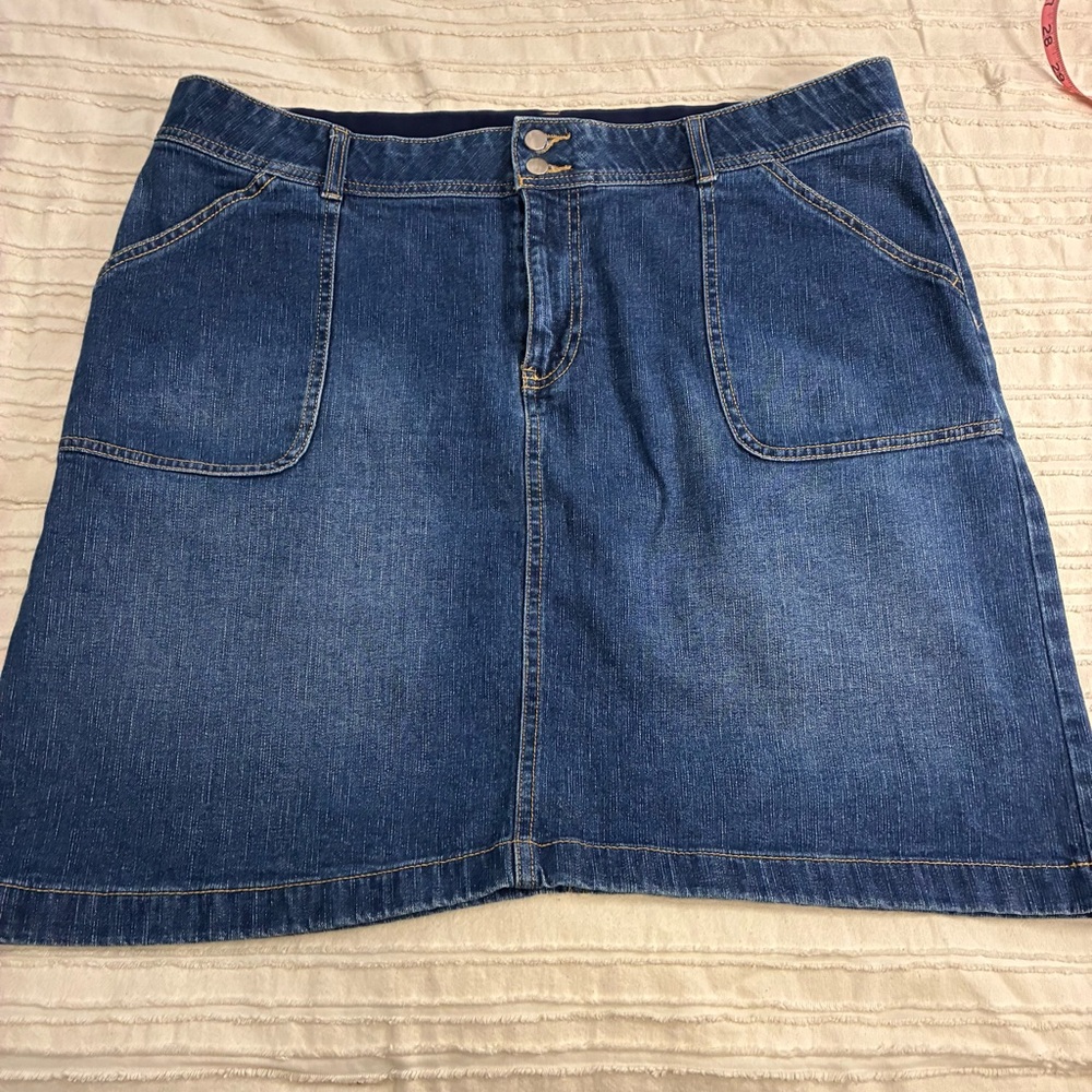 DH Denver Hayes Denim Skirt. Blue. Pockets in front. Zipper and button closure.
